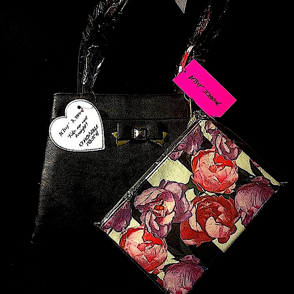 BETSEY JOHNSON LG FLORAL PRINT SHOULDER BAG (NWT)